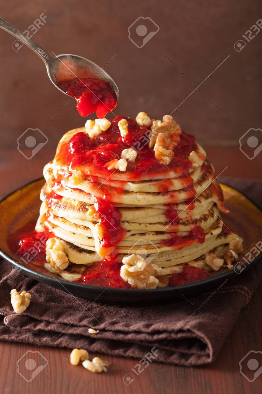 いちごジャムとクルミのパンケーキのスタック おいしいデザート の写真素材 画像素材 Image
