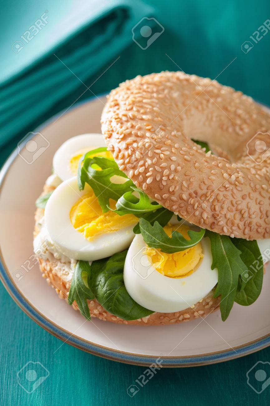 卵 クリーム チーズ ルッコラとベーグルの朝食サンドイッチ の写真素材 画像素材 Image