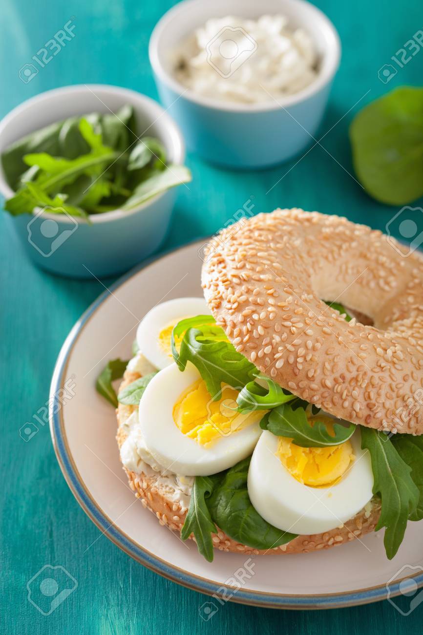 卵 クリーム チーズ ルッコラとベーグルの朝食サンドイッチ の写真素材 画像素材 Image
