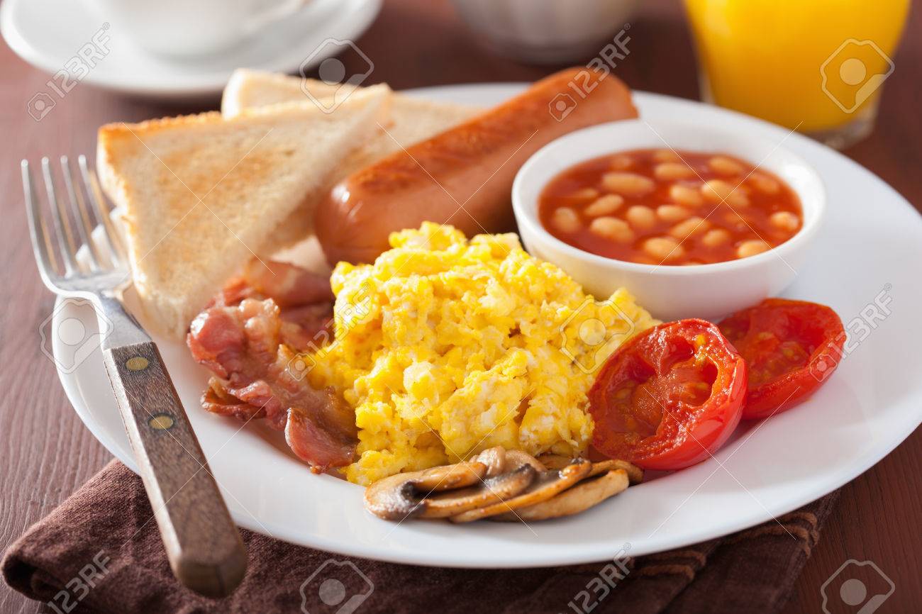 Ingles Desayuno Completo Con Huevos Revueltos Bacon Salchichas Frijoles Tomate Fotos Retratos Imagenes Y Fotografia De Archivo Libres De Derecho Image