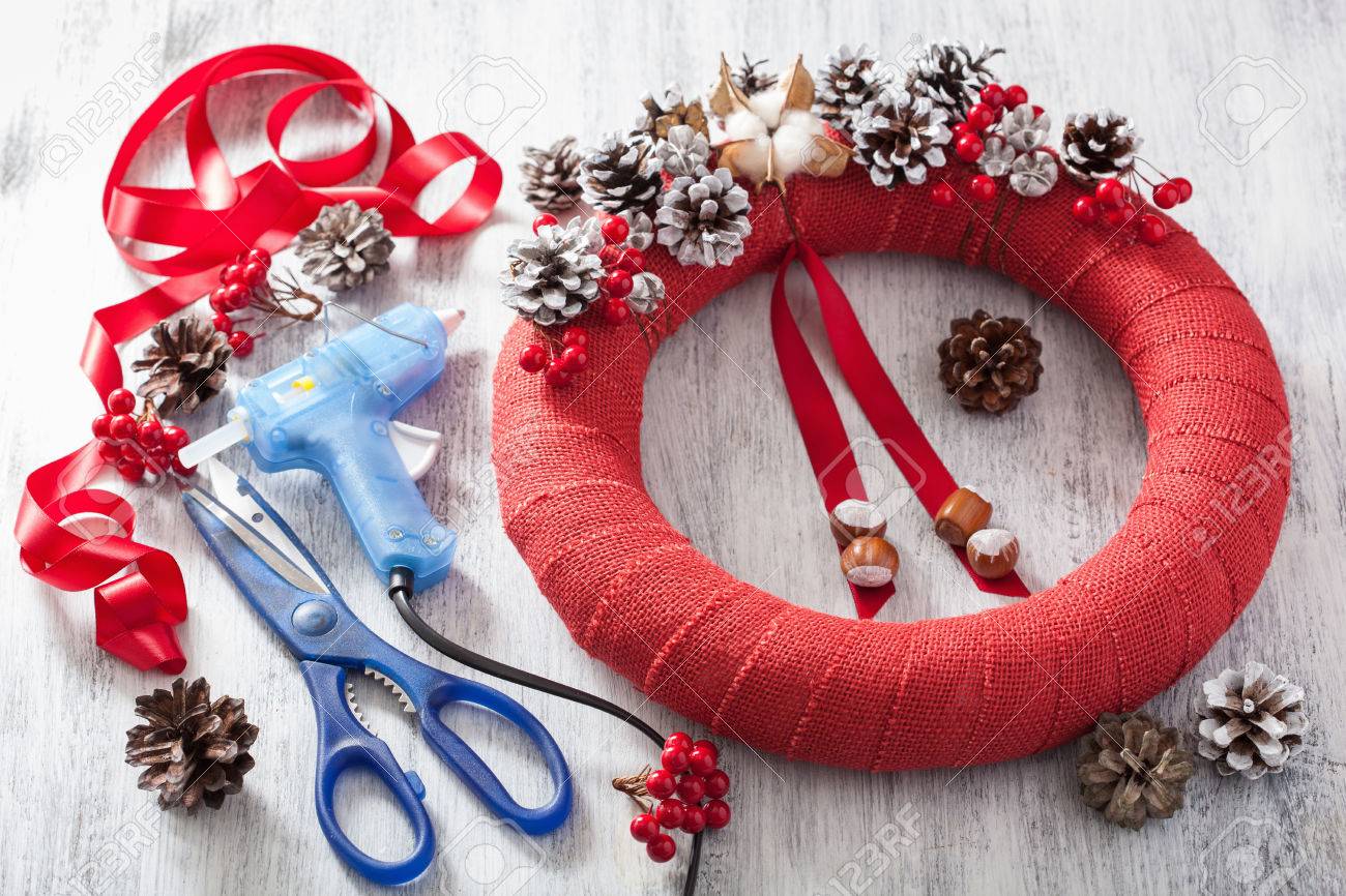 Diy 赤のクリスマス リースを作る手作り の写真素材 画像素材 Image Diy 赤のクリスマス リースを作る手作り の写真素材 画像素材 Image