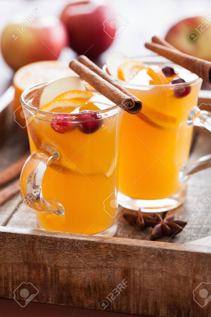 シナモンとオレンジのホットアップル サイダー スパイス温かいお飲み物 の写真素材 画像素材 Image