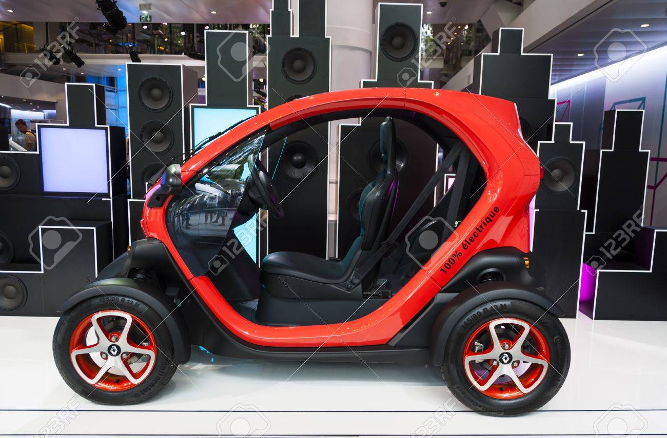 新しいルノー Twizy 二人乗り用電気自動車 の写真素材 画像素材 Image 新しいルノー Twizy 二人乗り用電気自動車 の写真素材 画像素材 Image