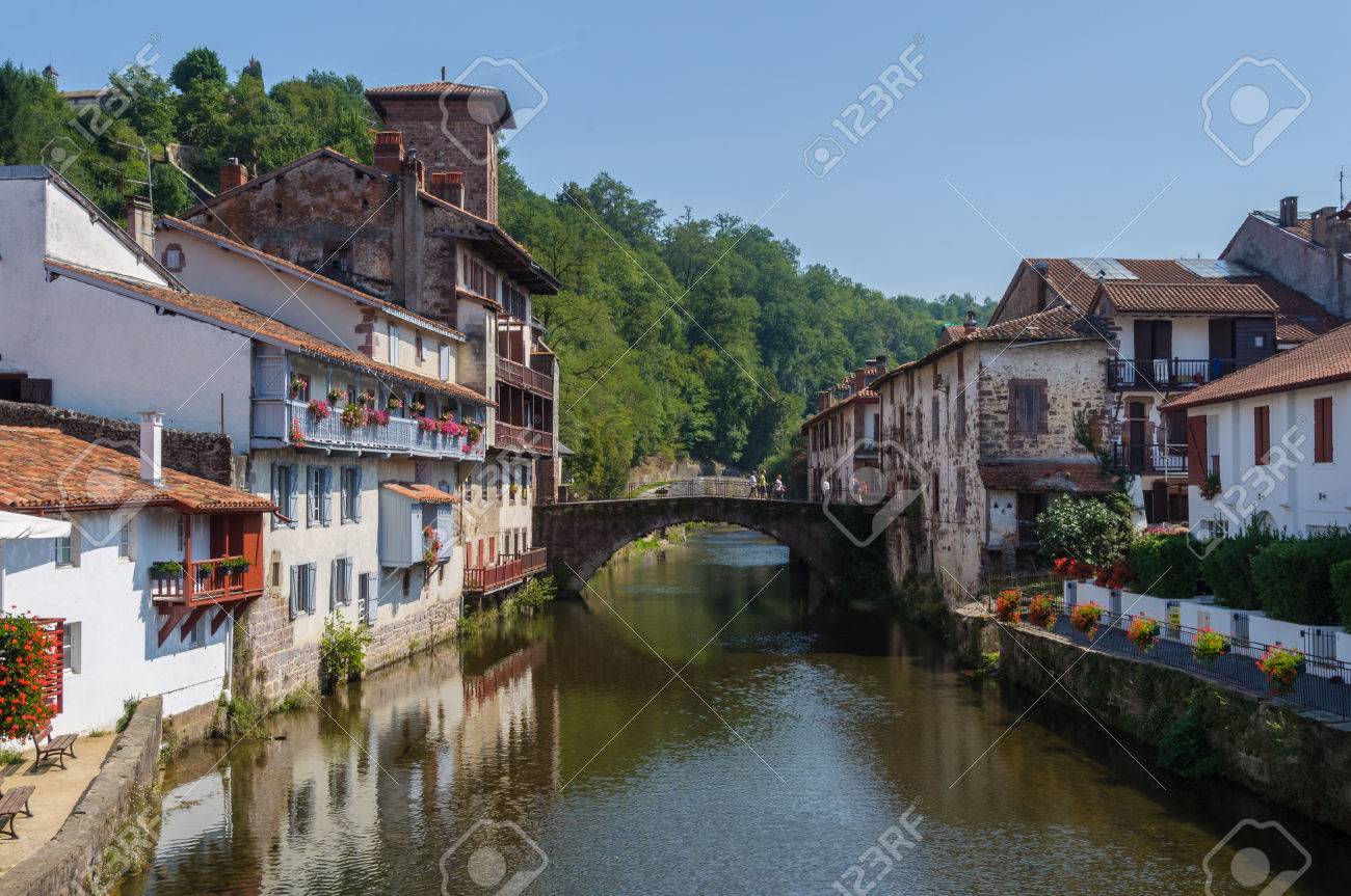 サン ジャン ピエ ド ポル フランスのニーヴ川 の写真素材 画像素材 Image