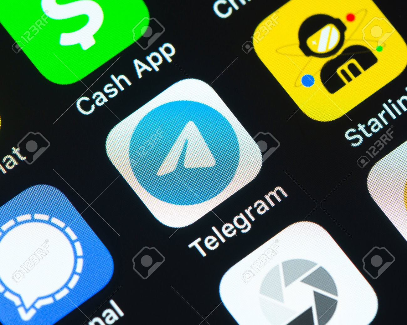 바욘, 프랑스 - 2021년 1월경: 애플 아이폰 화면의 텔레그램 앱 아이콘. 텔레그램은 클라우드 기반 인스턴트 메시징 소프트웨어 및  애플리케이션 서비스입니다. 로열티 무료 사진, 그림, 이미지 그리고 스톡포토그래피. Image 162153179