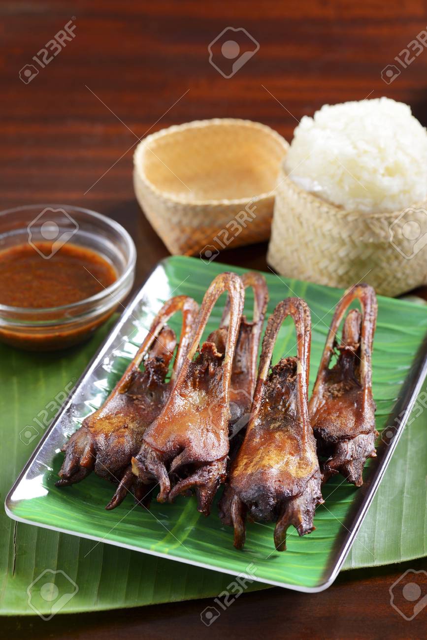 中華風ご飯と緑の葉の皿にソースで揚げアヒルの舌 の写真素材 画像素材 Image