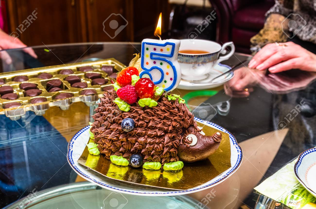 Voir Sur Le Gateau En Forme De Herisson Avec Une Bougie Comme Cinq Chiffres Banque D Images Et Photos Libres De Droits Image Voir Sur Le Gateau En Forme De Herisson Avec Une Bougie Comme Cinq Chiffres Banque D Images Et Photos Libres De Droits Image