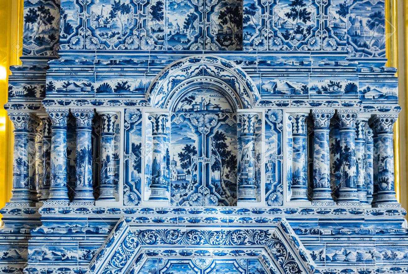 ツァールスコエ セロー プーシキン ロシアのエカテリーナ宮殿のアンティークな暖炉のクローズ アップ の写真素材 画像素材 Image