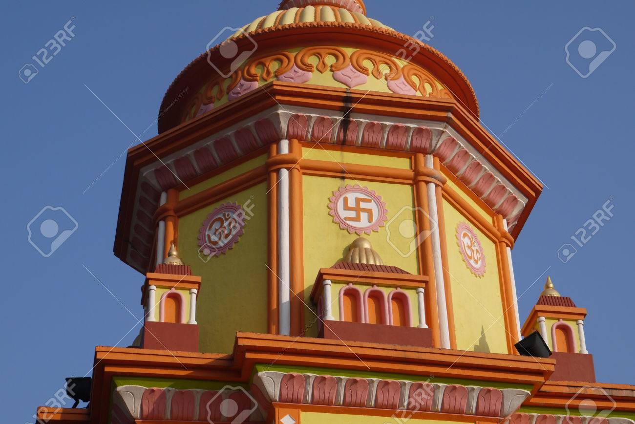 50595435-brillantemente-pintadas-del-templo-hind%C3%BA-con-una-esv%C3%A1stica-en-la-india.jpg