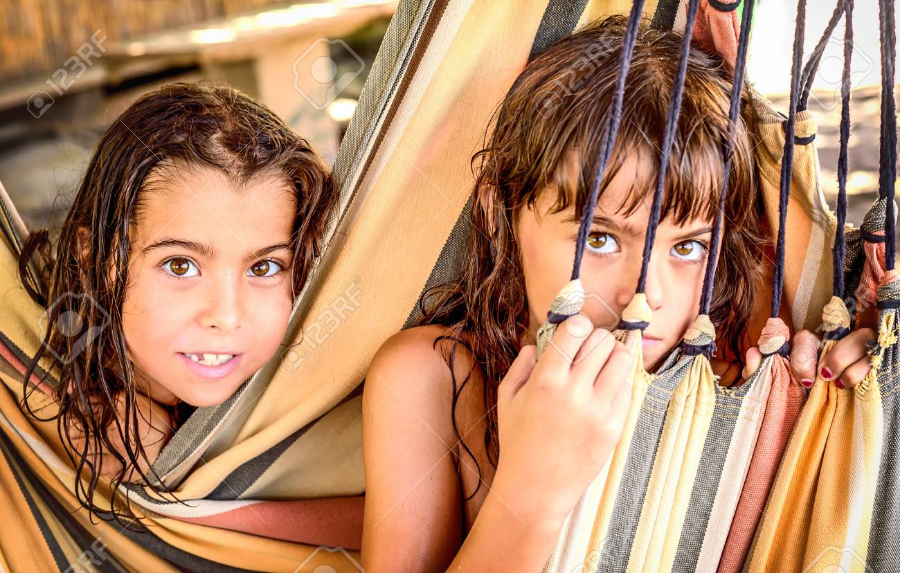 Dos Niñas Pequeñas Que Se Sientan En La Hamaca En La Playa Fotos, Retratos, Imágenes Y Fotografía De Archivo Libres De Derecho. Image 46165756.