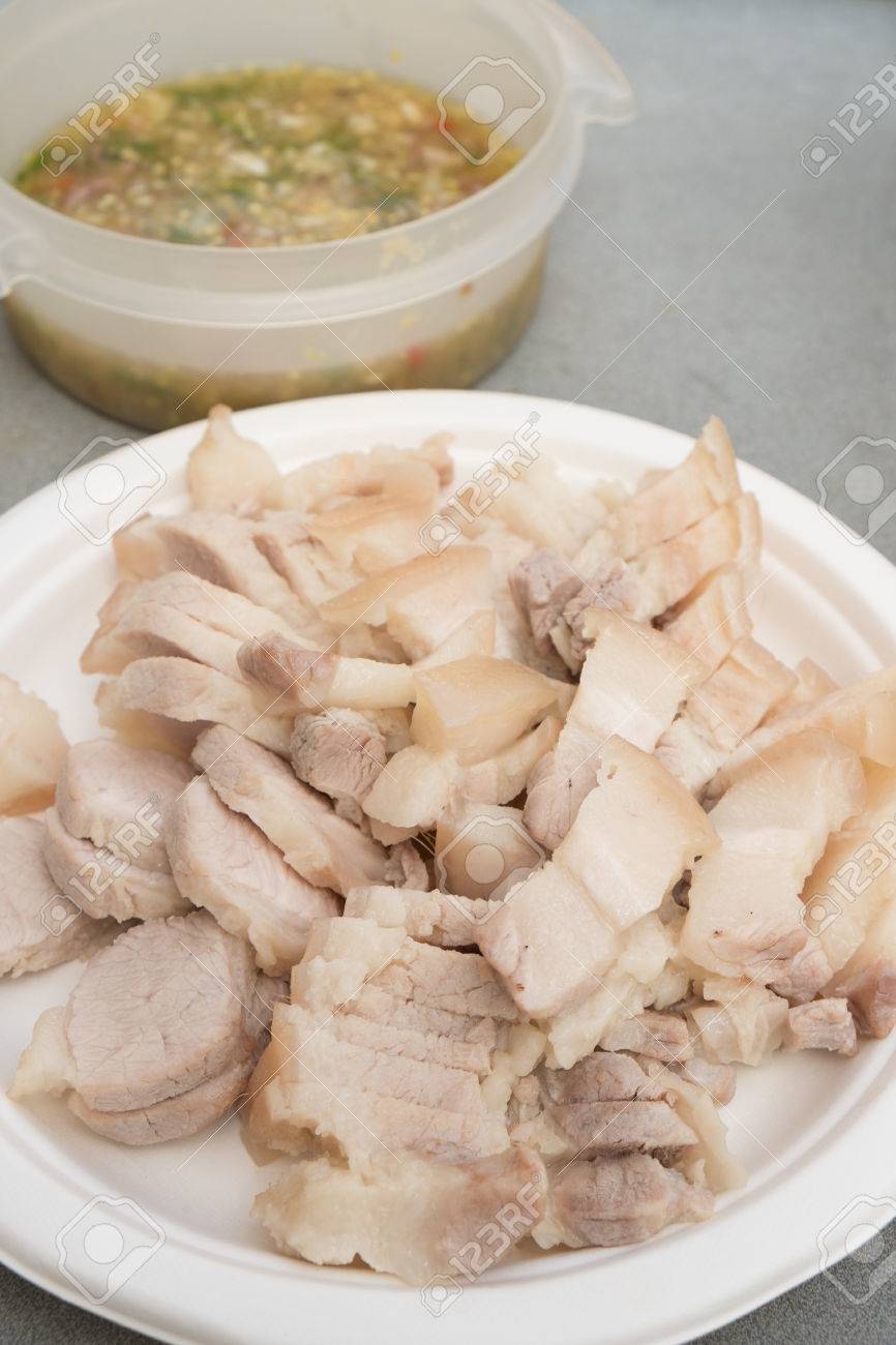 ピリ辛ソース煮豚バラブロック スパイシーなタイ料理 の写真素材 画像素材 Image