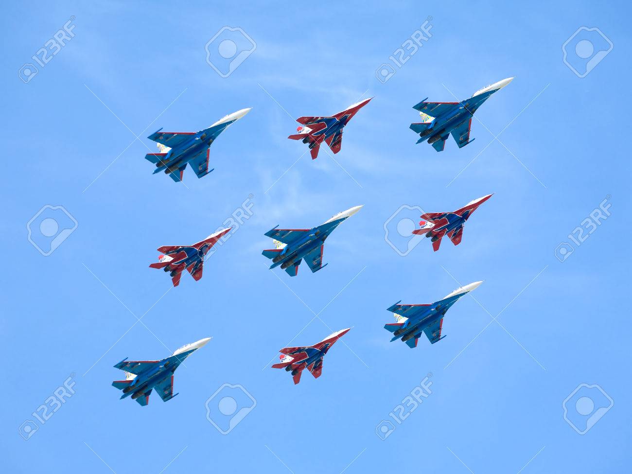 青空飛行中 Su27 の Mig29 戦闘機のアクロバット グループ ルースキエ ヴィーチャズィとアマツバメ の写真素材 画像素材 Image 青空飛行中 Su27 の Mig29 戦闘機のアクロバット グループ ルースキエ ヴィーチャズィとアマツバメ の写真素材 画像素材 Image