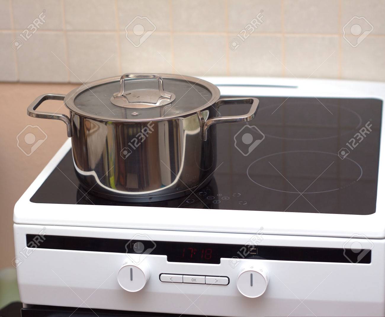 Cacerola De Acero De Metal Con Tapa En Nueva Cocina Electrica