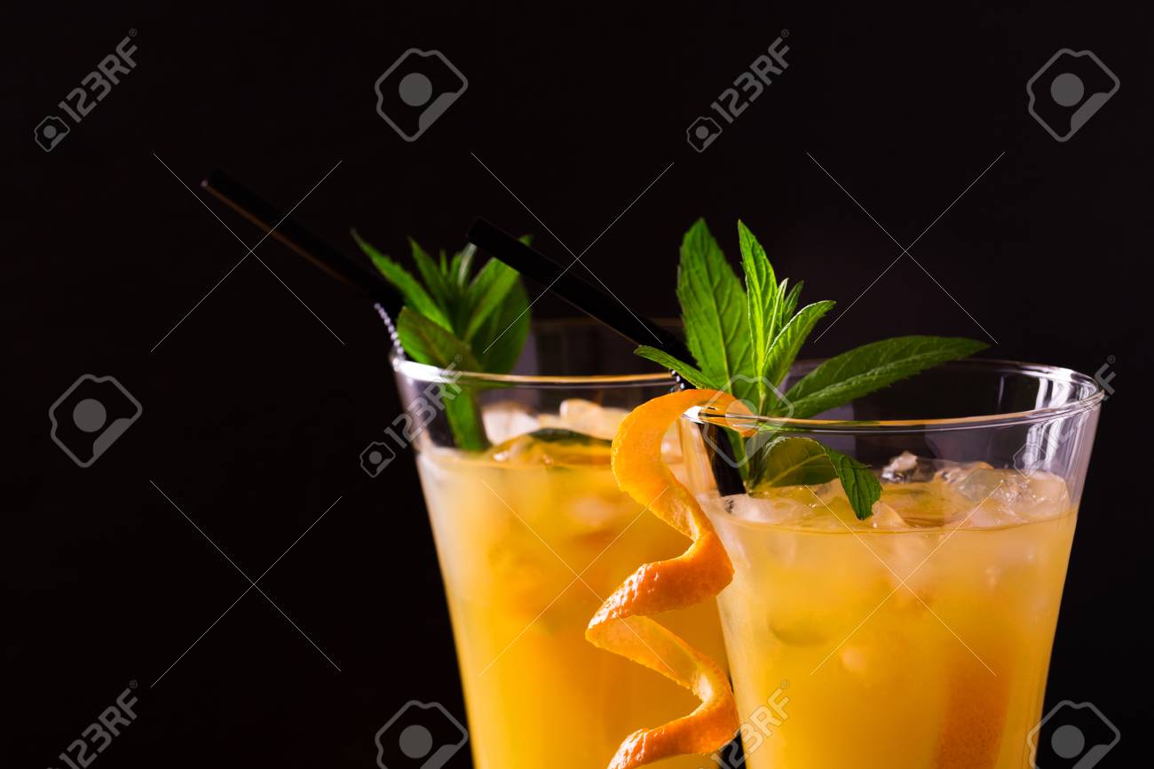 Aperitivo Con Vodka Jugo De Naranja Y Menta Enfoque Selectivo Bebida Coctel Destornillador Clasico Refresco De Verano Fotos Retratos Imagenes Y Fotografia De Archivo Libres De Derecho Image 79744539