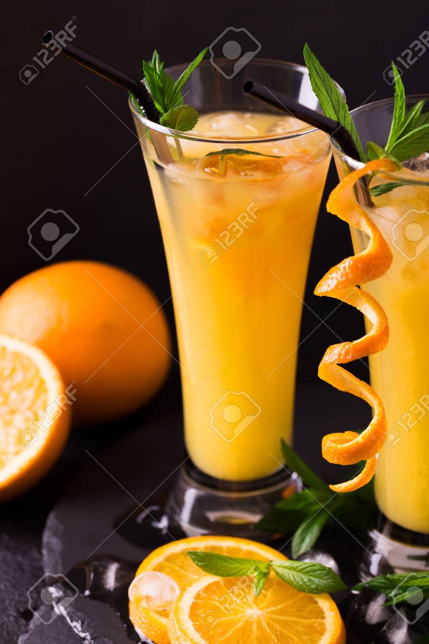 食前酒 ウォッカ オレンジ ジュースとミント 選択と集中 古典的なスクリュー ドライバー カクテルを飲む 夏のリフレッシュ の写真素材 画像素材 Image 食前酒 ウォッカ オレンジ ジュースとミント 選択と集中 古典的なスクリュー ドライバー カクテルを飲む 夏のリフレッシュ の写真素材 画像素材 Image