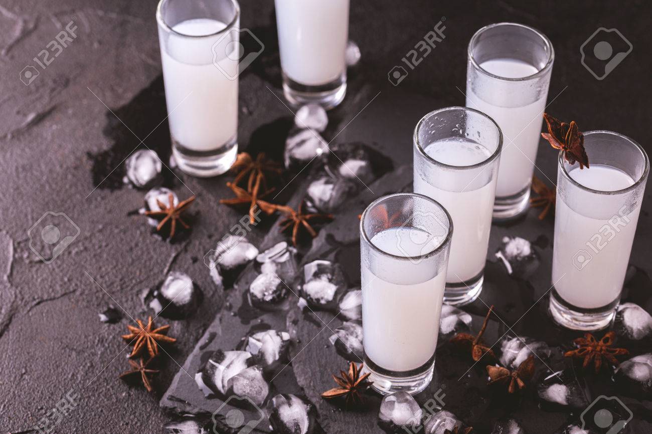 アラビア語のアルコールは アニスと氷ラクを飲みます トルコとギリシャ語伝統的な食前酒アラック ウーゾ の写真素材 画像素材 Image
