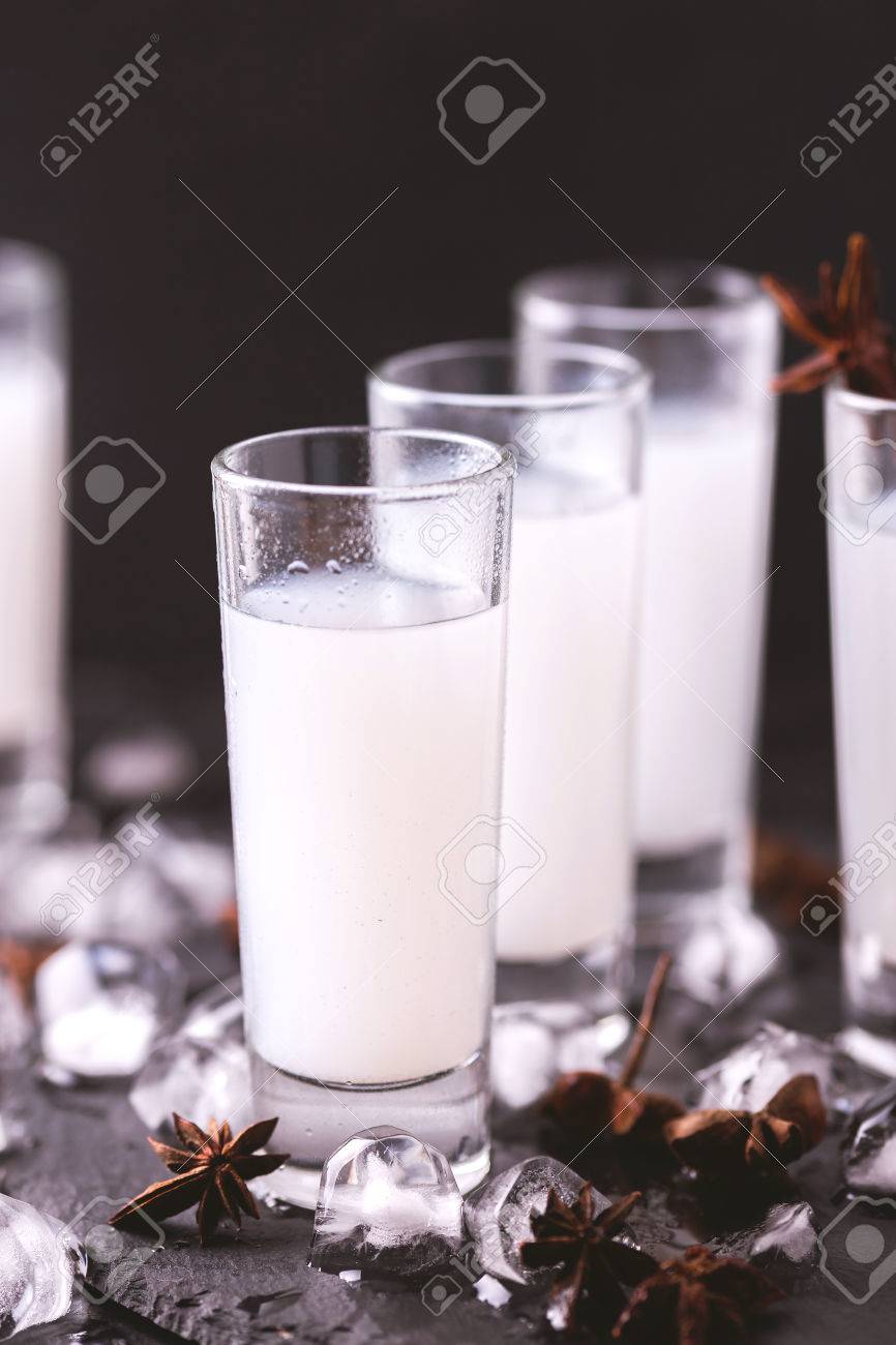 アラビア語のアルコールは アニスと氷ラクを飲みます トルコとギリシャ語伝統的な食前酒アラック ウーゾ の写真素材 画像素材 Image