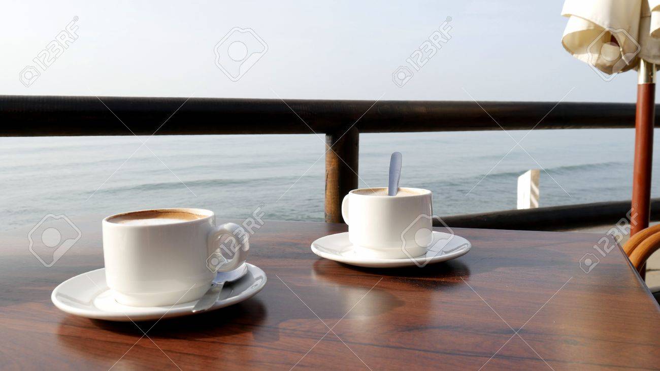 Le Petit Déjeuner Pour Deux Personnes Dans Un Café Sur La Plage Romantique Café Et Gâteaux Dans Le Café Sur La Plage