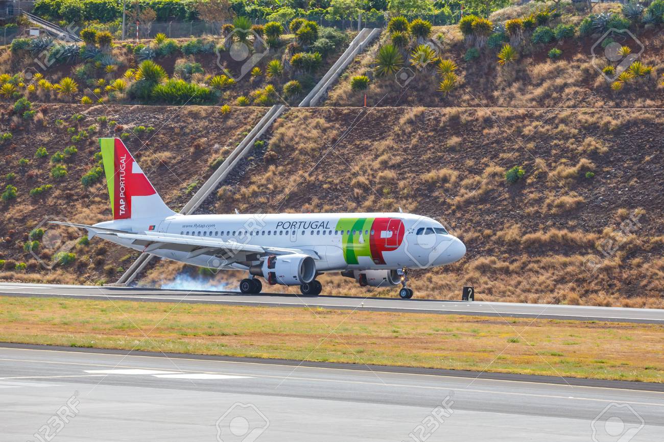 フンシャル クリスティアーノ ロナウド Airport This 空港で Tap ポルトガル エアバス A319 111 土地はヨーロッパで最も危険な空港の一つであるフンシャル マデイラ空港 16 年 7 月 6 日 の写真素材 画像素材 Image