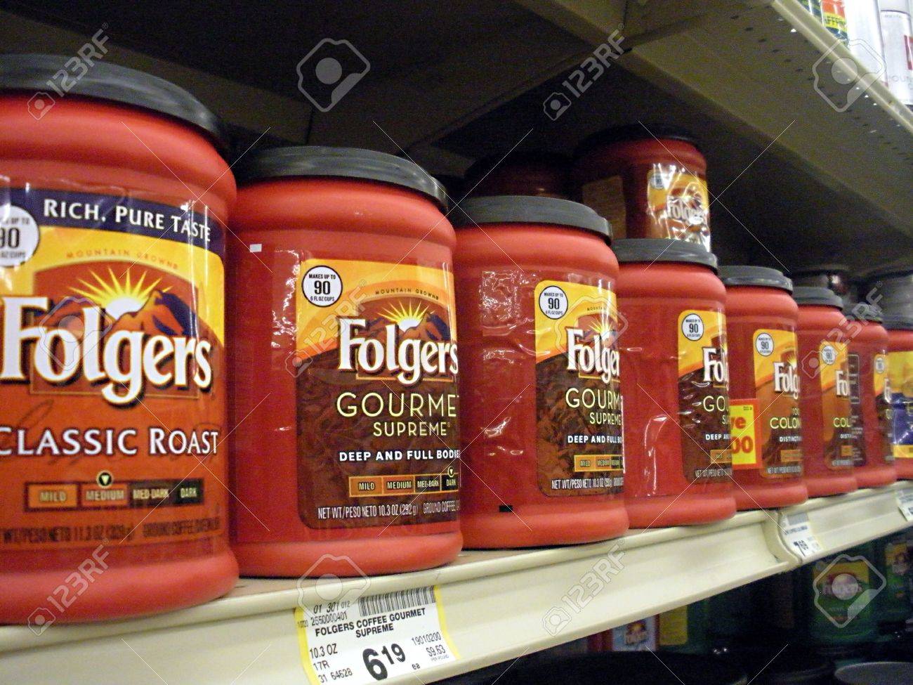Lewiston Estado de Idaho EE.UU. _ Folger los precios del café bebedor de baja en el mercado de alimentos inocuos manera super 26 de agosto 2011 Lewiston Estado de Idaho EE.UU. _ Folger los precios del café bebedor de baja en el mercado de alimentos inocuos manera super 26 de agosto 2011