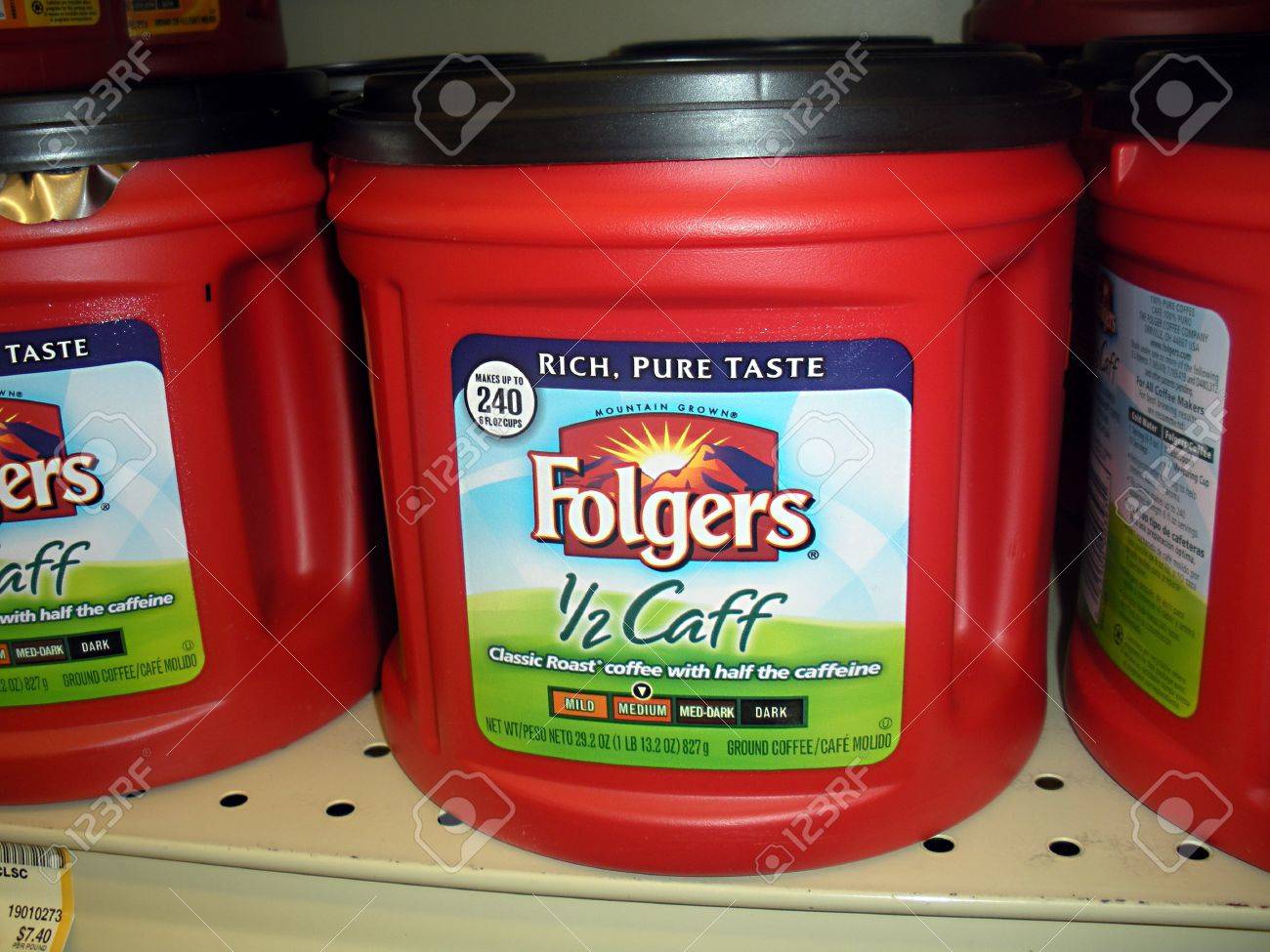 Lewiston Estado de Idaho EE.UU. _ Folger los precios del café bebedor de baja en el mercado de alimentos inocuos manera super 26 de agosto 2011 Lewiston Estado de Idaho EE.UU. _ Folger los precios del café bebedor de baja en el mercado de alimentos inocuos manera super 26 de agosto 2011