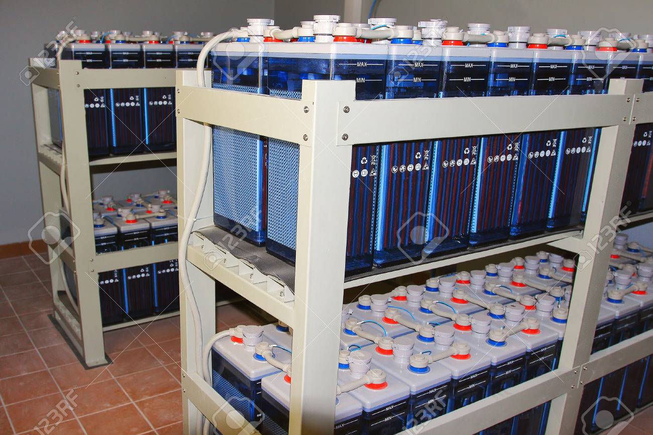 에너지 스테이션의 강력한 산업 설비를위한 배터리 DC 축전지가있는 랙. 플러스 및 마이너스 단자가있는 배터리 직류 로열티 무료 사진,  그림, 이미지 그리고 스톡포토그래피. Image 82802852