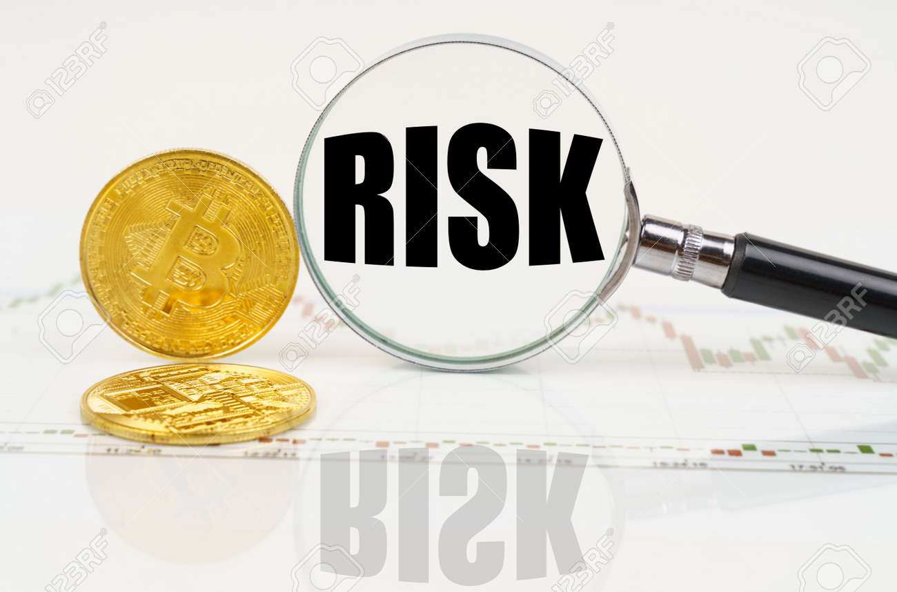 비즈니스 및 기술 개념에는 차트에 비트코인이 있고 비문 위험이 있는 돋보기가 있습니다. 로열티 무료 사진, 그림, 이미지 그리고  스톡포토그래피. Image 185230484