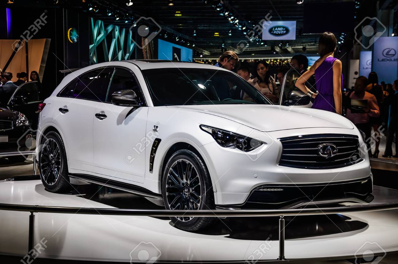 12 年 8 月 30 日 ロシアのモスクワでの 16 Mias モスクワ国際自動車サロンでワールドプレミアとして発表したモスクワ ロシア連邦 12 年 8 月 インフィニティ Qx70 の写真素材 画像素材 Image