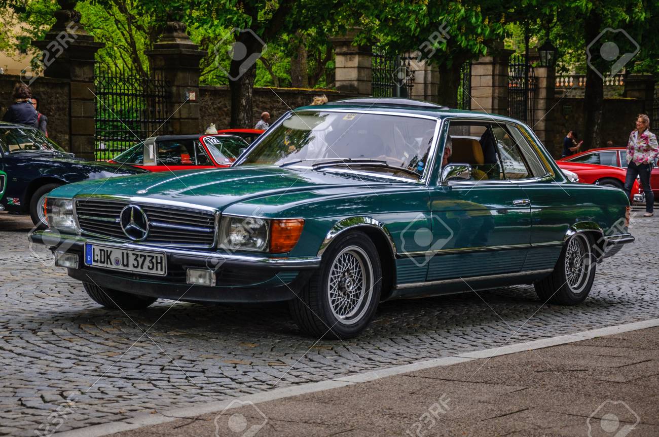 フルダ ドイツ 舞 13年 メルセデス ベンツ Sl R107 クーペ レトロ車舞 9 13 でフルダ ドイツ の写真素材 画像素材 Image