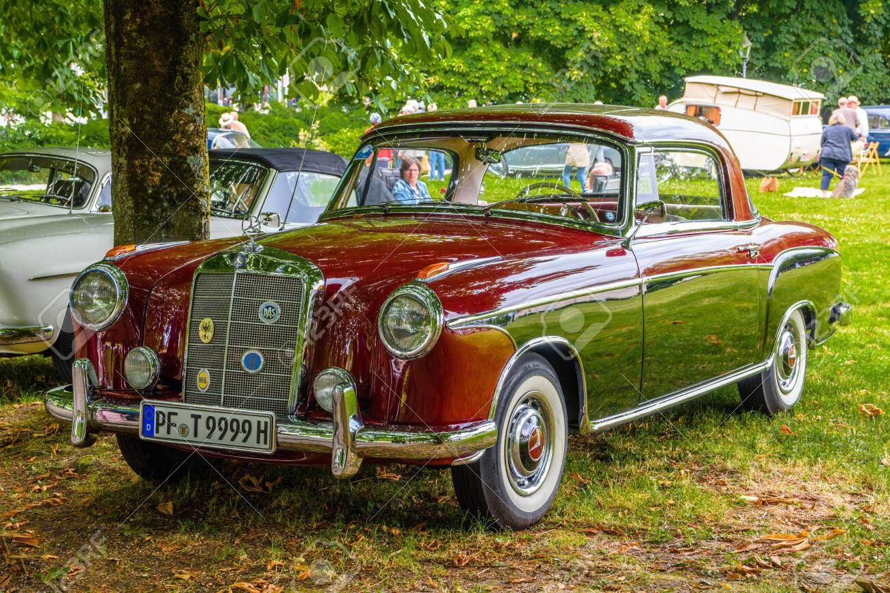 Baden Baden Germany July 2019 Red Mercedes Benz W128 220se 220 Se Coupe Oldtimer Meeting In Kurpark Lizenzfreie Fotos Bilder Und Stock Fotografie Image 142584713
