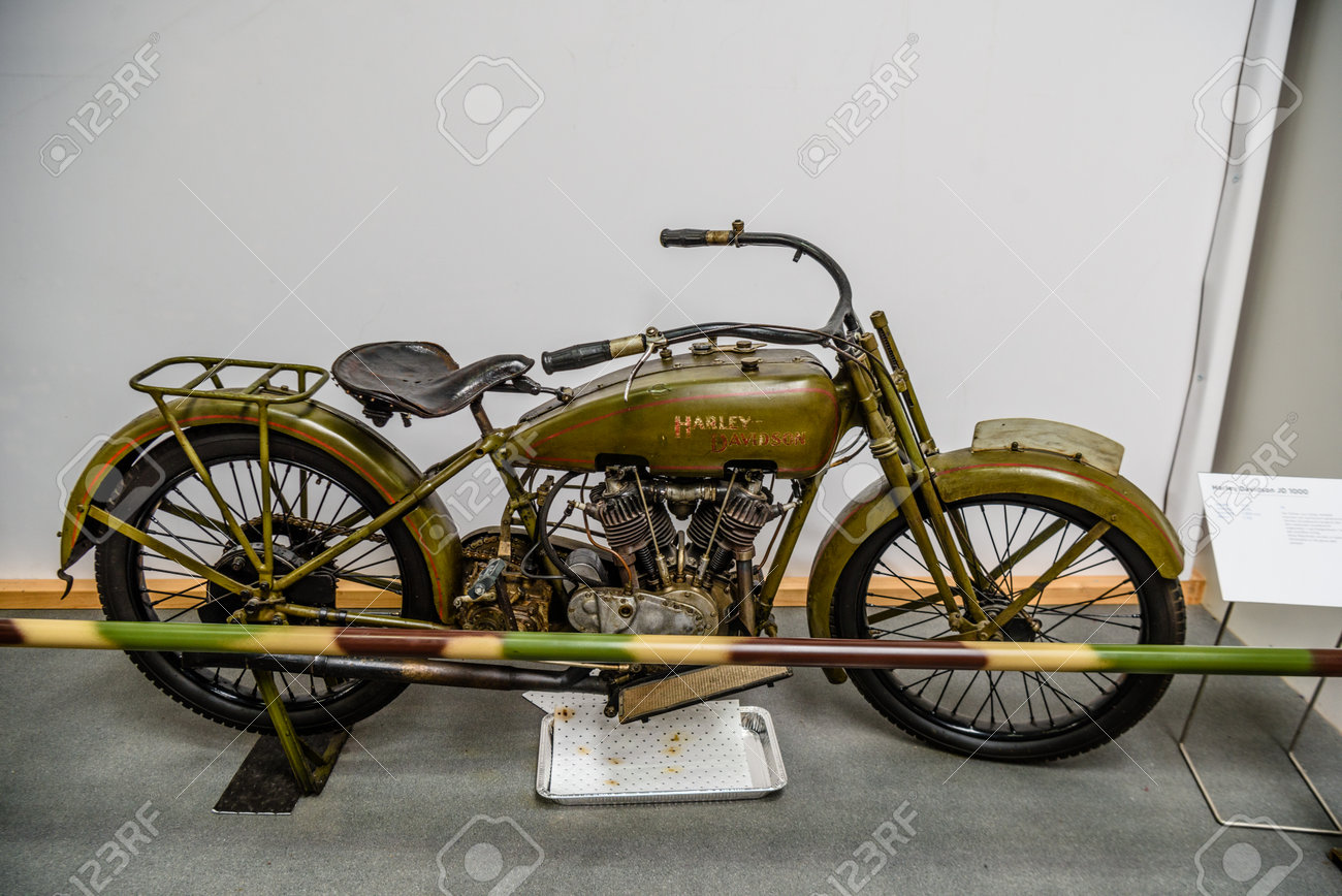 ジンスハイム、ドイツ - Mai 2022:ミリタリーカーキバイクバイク