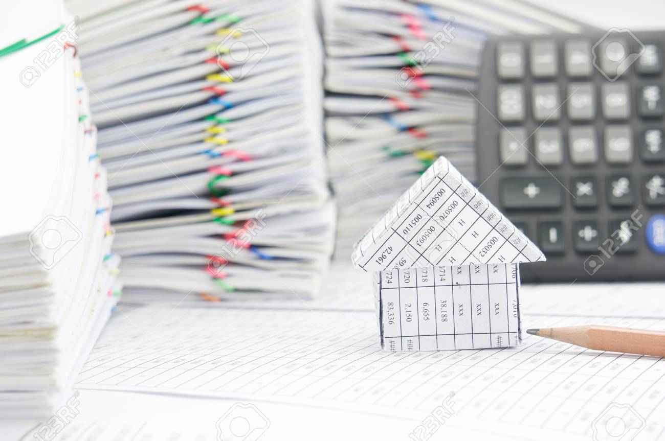 家 茶色鉛筆財務アカウント ぼかし電卓と前景や背景として書類の山があります の写真素材 画像素材 Image