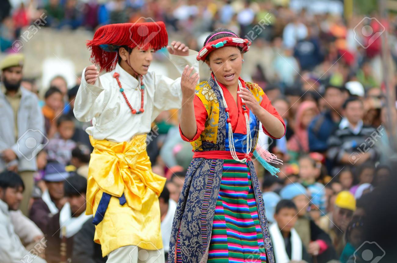 レー ラダック インド 12 年 9 月 8 日 フォーク ダンスを実行する歴史的なチベットの衣装の若い村人 レー インドのラダック遺産の年次祭の最終日 12 年 9 月 8 日 の写真素材 画像素材 Image レー ラダック インド 12 年 9 月 8 日 フォーク ダンスを実行する歴史的なチベットの衣装の若い村人 レー インドのラダック遺産の年次祭の最終日 12 年 9 月 8 日 の写真素材 画像素材 Image