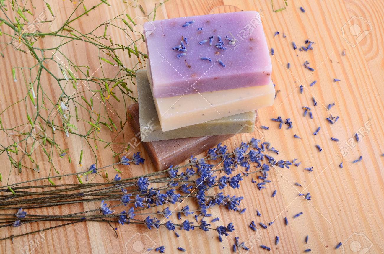 ハーブ石鹸とウッドの背景にラベンダー花 の写真素材 画像素材 Image