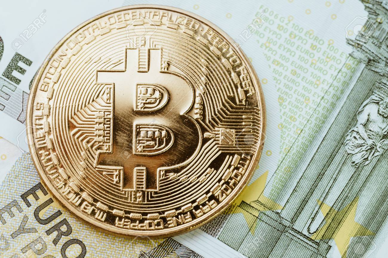 비수기 또는 약세 시장 비트코인 암호 화폐, 디지털 화폐 개념은 유로 지폐 앞면에 B 기호 알파벳에 스크래치가 있는 물리적 황금 동전의  총을 닫았습니다. 로열티 무료 사진, 그림, 이미지 그리고 스톡포토그래피. Image 104573733