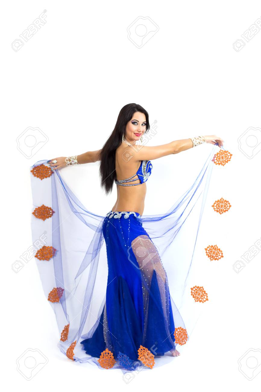 青い服を着た若いダンサーがオリエンタルなベリーダンスを披露 分離 白い背景に踊る明るい国服の美しい女の子 の写真素材 画像素材 Image