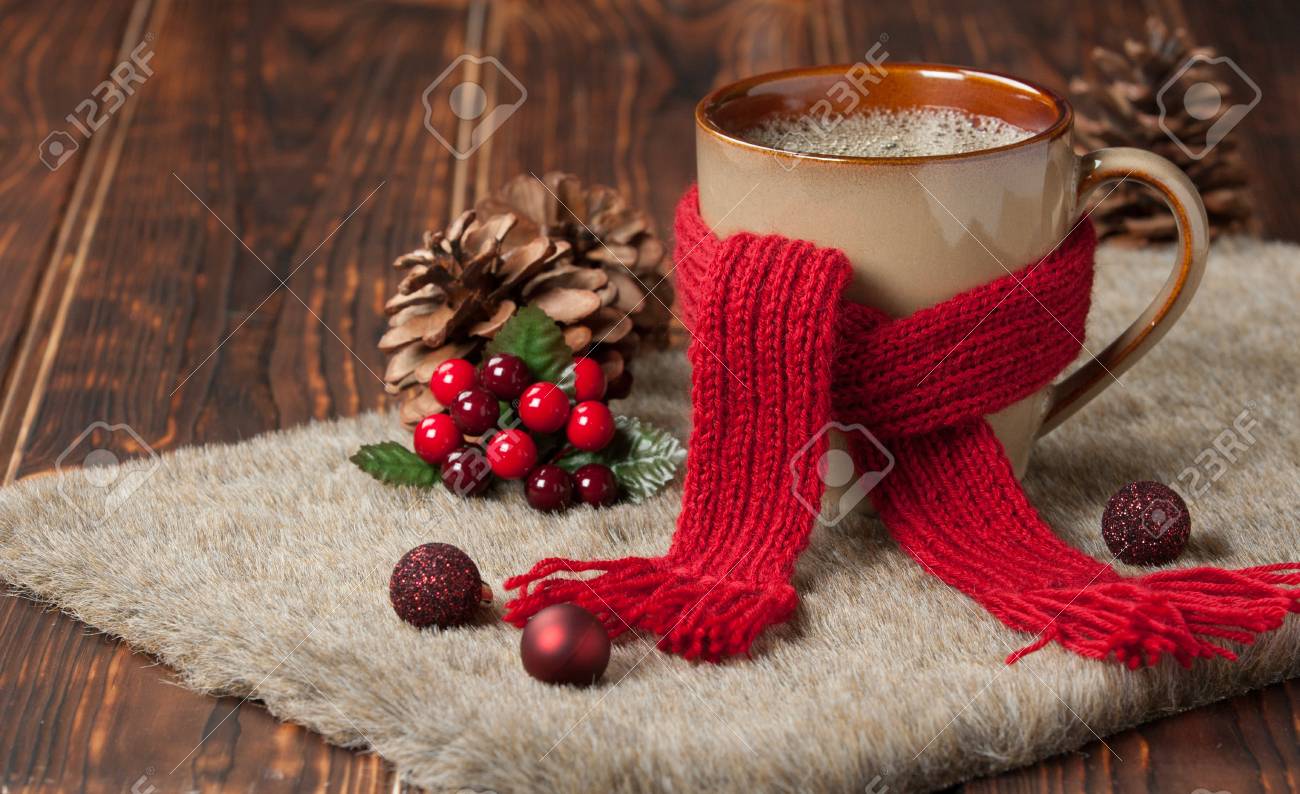 Immagini Natalizie Hot.Immagini Stock Tazza Di Hot Caffe O Te Sciarpa Lana Naturale Decorazioni Natalizie Image 66765411