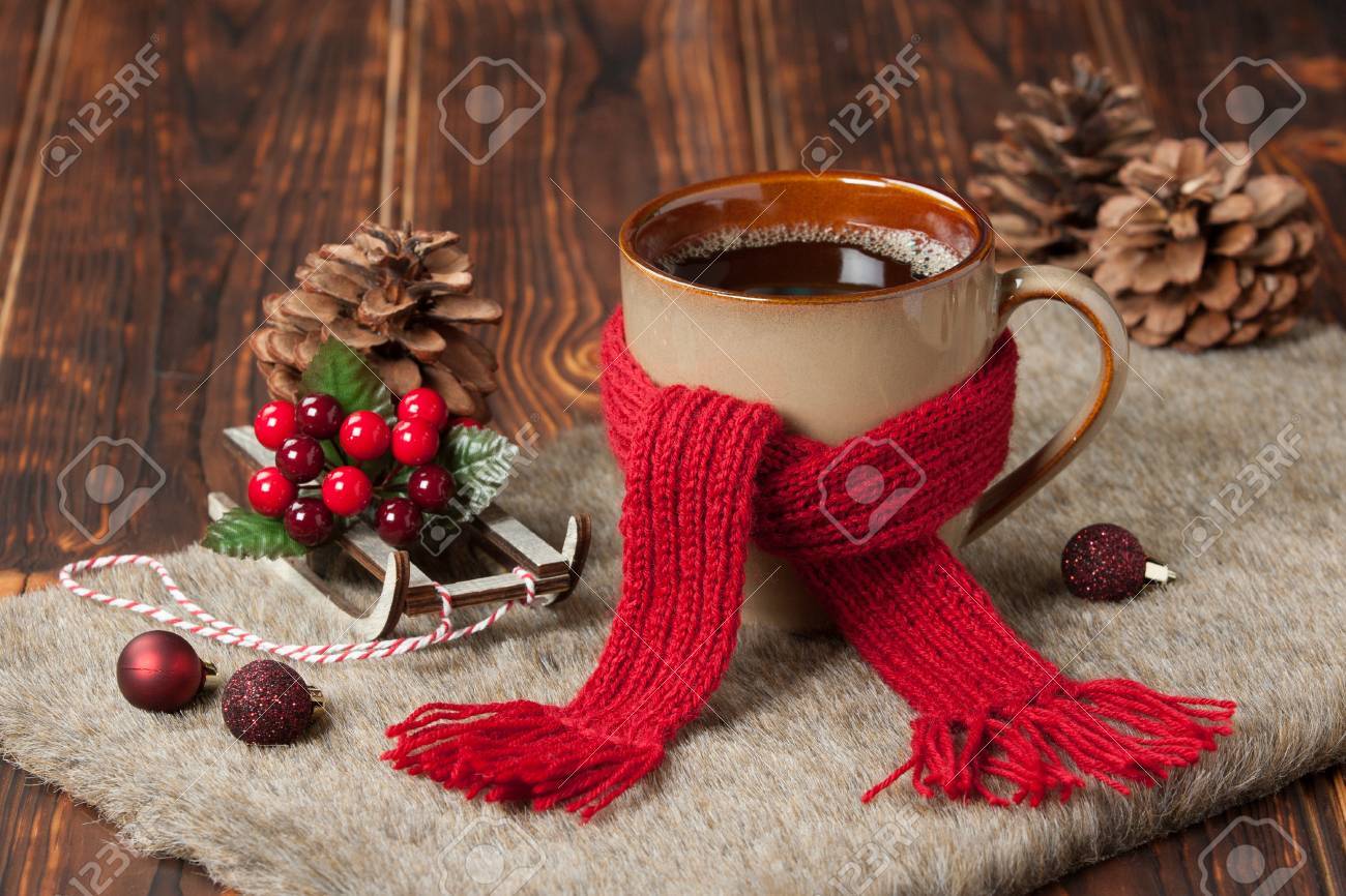 Immagini Natalizie Hot.Immagini Stock Tazza Di Hot Caffe O Te Sciarpa Lana Naturale Decorazioni Natalizie Image 66195806