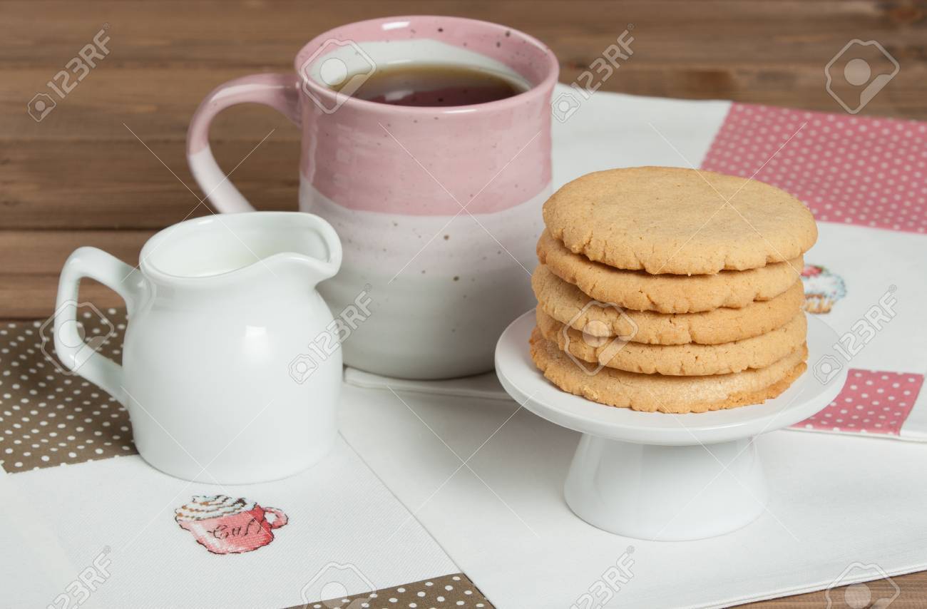 自家製ピーナッツ バターのクッキー クロスステッチの手作りランチ マット の写真素材 画像素材 Image 自家製ピーナッツ バターのクッキー クロスステッチの手作りランチ マット の写真素材 画像素材 Image