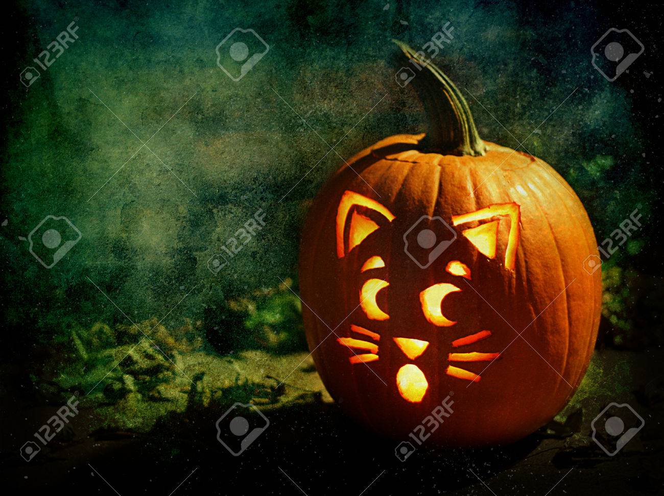 芸術的な組成のハロウィーン ジャック O ランタン木彫り猫顔のデザイン の写真素材 画像素材 Image