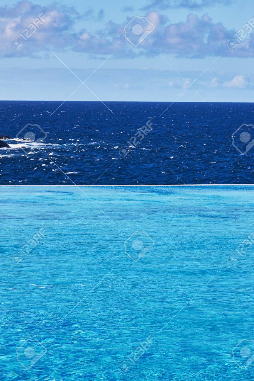 Vue Mer Piscine à Débordement En Vacances Banque Dimages Et Photos