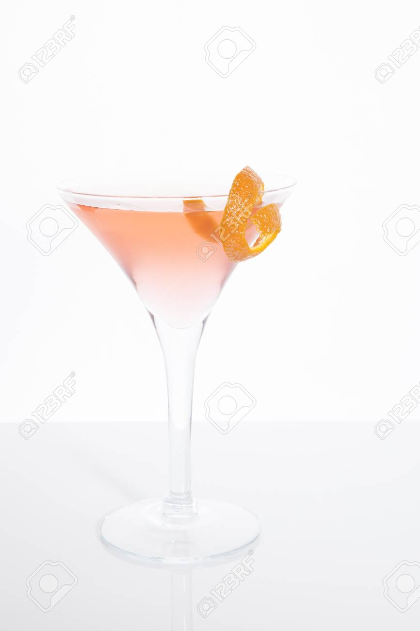 縁にオレンジ色の飾りの部分とピンクの国際色豊かなカクテル マティーニ グラスをいっぱい垂直形式 白い背景および表面 の写真素材 画像素材 Image