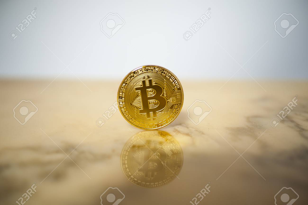 Bitcoin Sobre Fondo De Moneda Electrónica De Mármol Claro Fotos, retratos,  imágenes y fotografía de archivo libres de derecho. Image 94683127