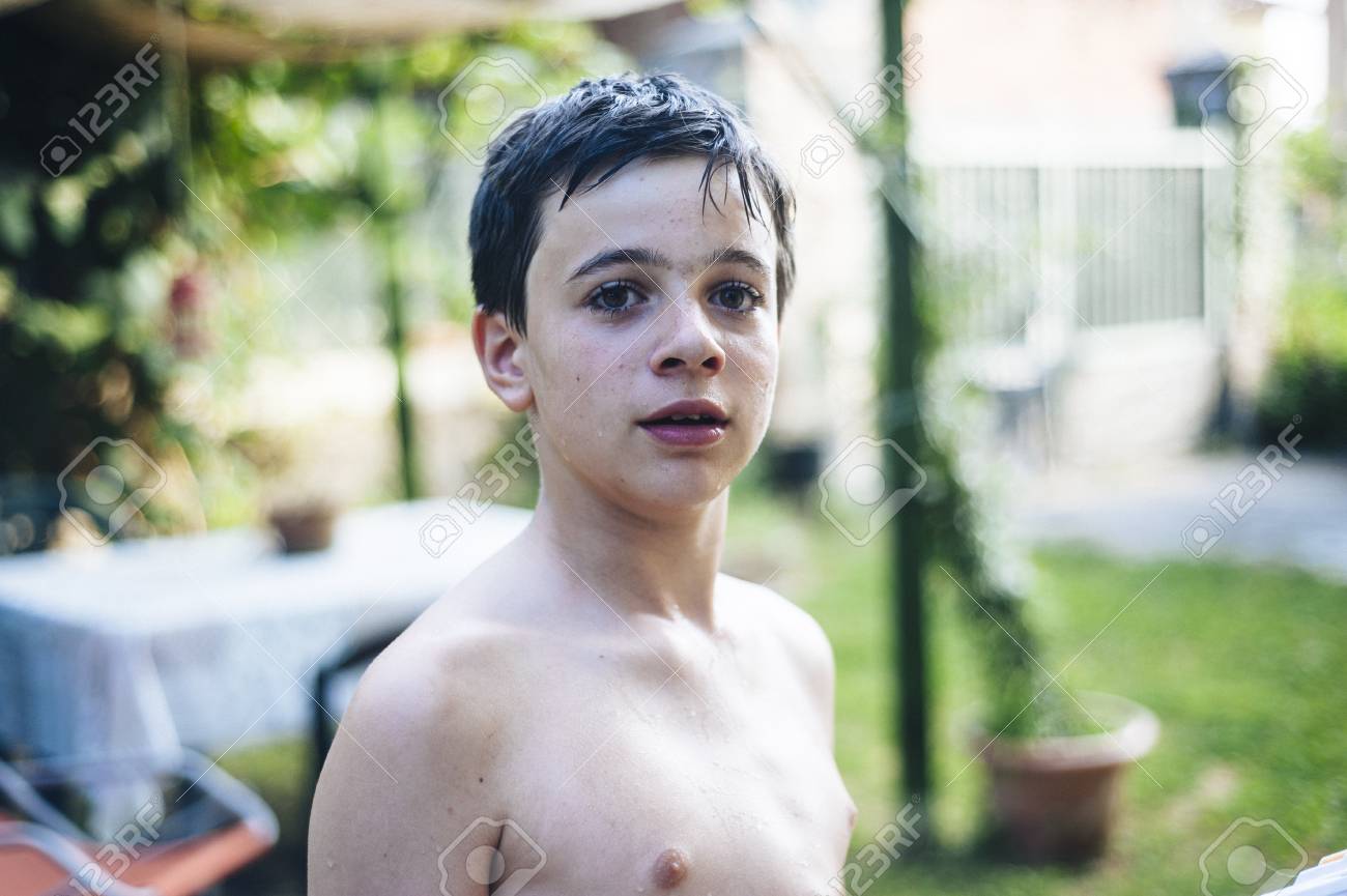 Retrato De Um Menino De 13 Anos No Verão Sem Camisa Em Seu Jardim Em Casa  Fotos, retratos, imágenes y fotografía de archivo libres de derecho. Image  94920511