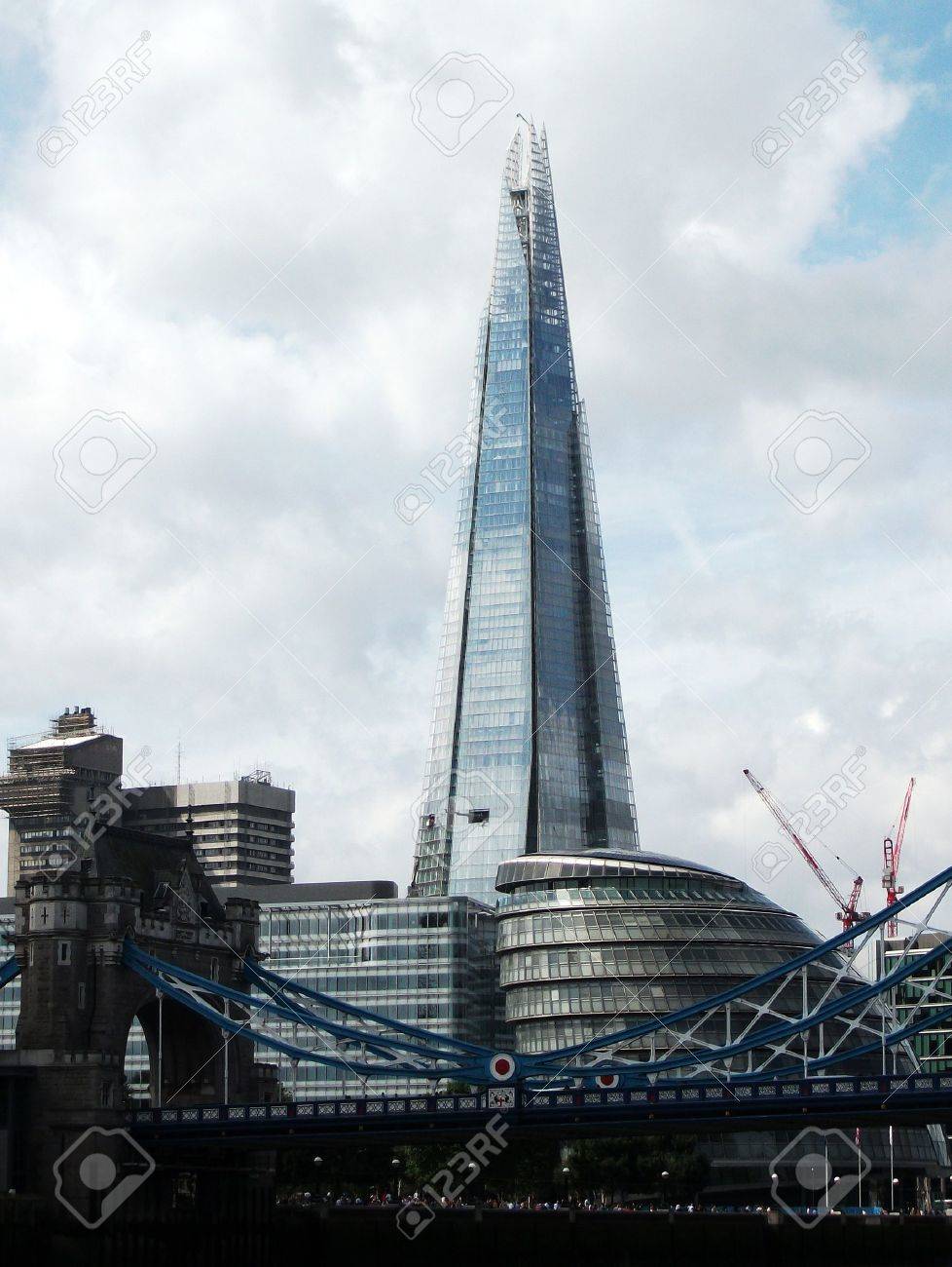 シャード ロンドン ビュー シャードと他の近代建築の川からのロンドン の写真素材 画像素材 Image