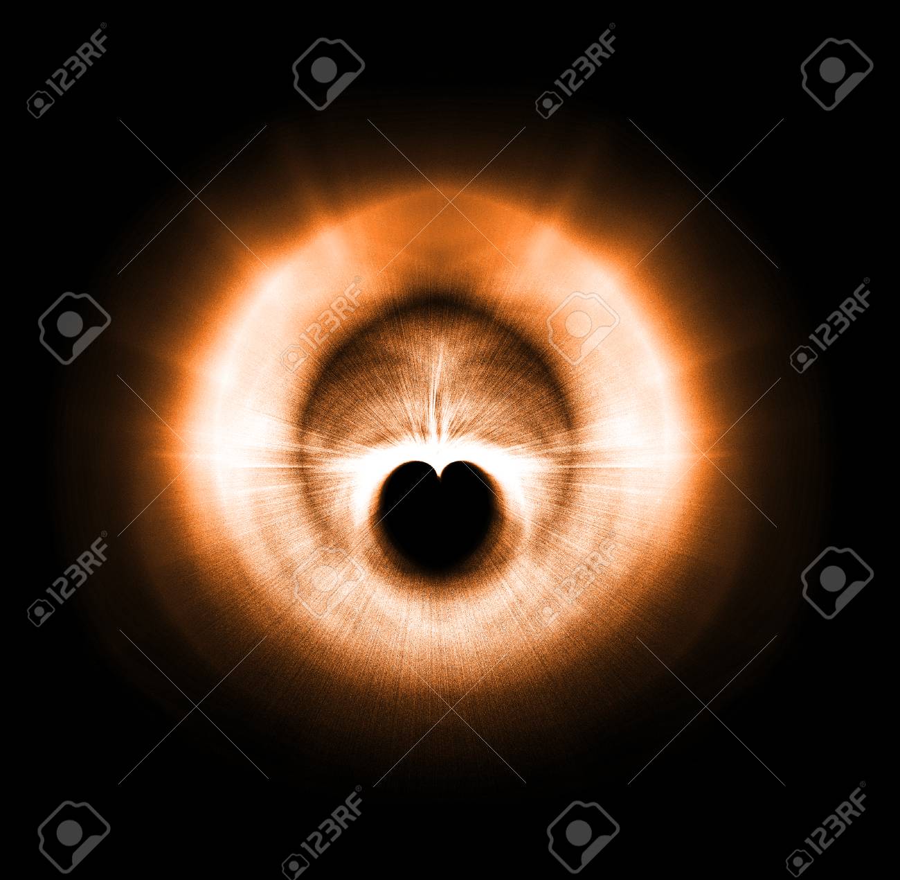 処理されたフラクタル心 ズームと美しい対称フラクタルぼかし 黒い背景にオレンジの濃淡と白の小さなハート形の否定的なスペースを作成します の写真素材 画像素材 Image