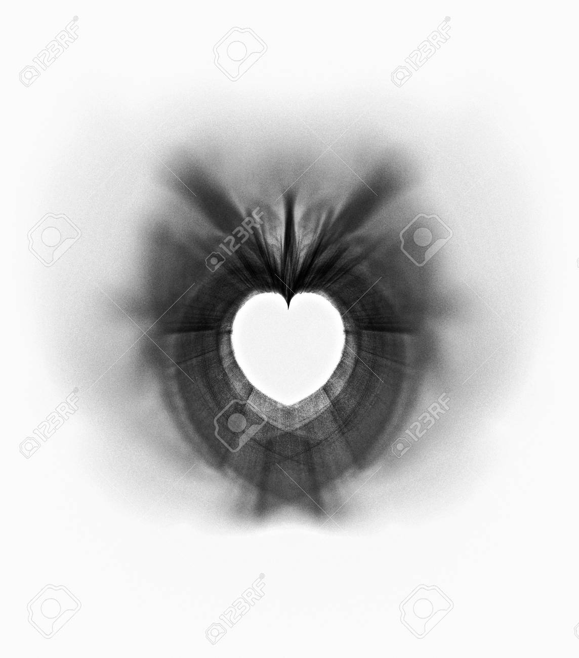 処理されたフラクタル心 ズームと美しい対称フラクタルぼかし ビネットをぼかしと小さなハートの否定的なスペース 白の背景にグレーを作成します の写真素材 画像素材 Image 0948