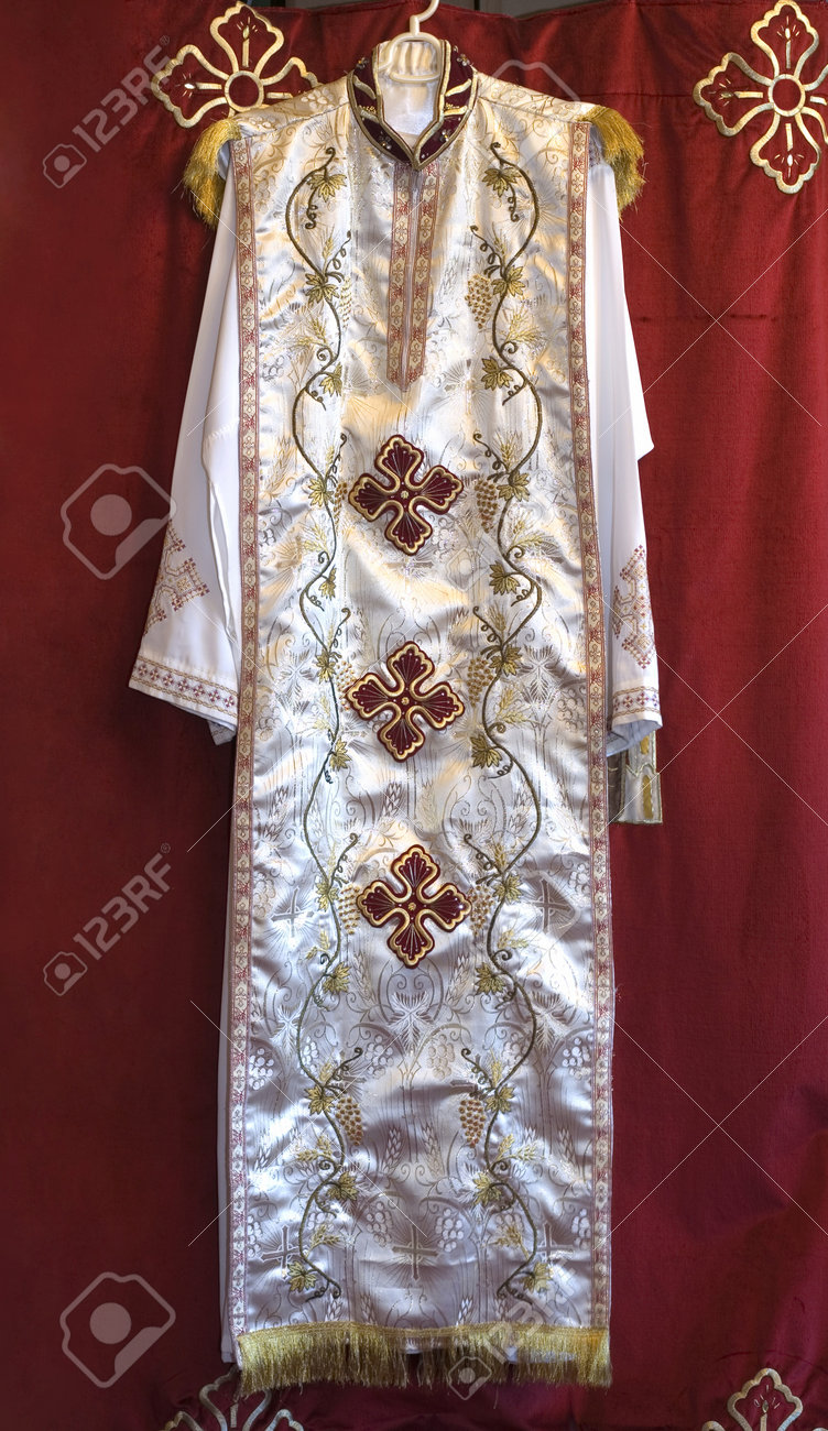 聖職者の衣服またはブルックリン ニューヨーク州のセント ジョージのコプト正教会でサービス中の教会の父親のいずれかによって着用のローブ 撮影 米国で 09 年 9 月 の写真素材 画像素材 Image