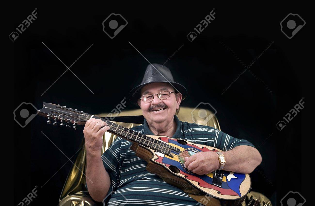 世界の伝説と四方トロの音楽家 有名なクアトロ 楽器のような小さなギターを再生するため の写真素材 画像素材 Image 世界の伝説と四方トロの音楽家 有名なクアトロ 楽器のような小さなギターを再生するため の写真素材 画像素材 Image