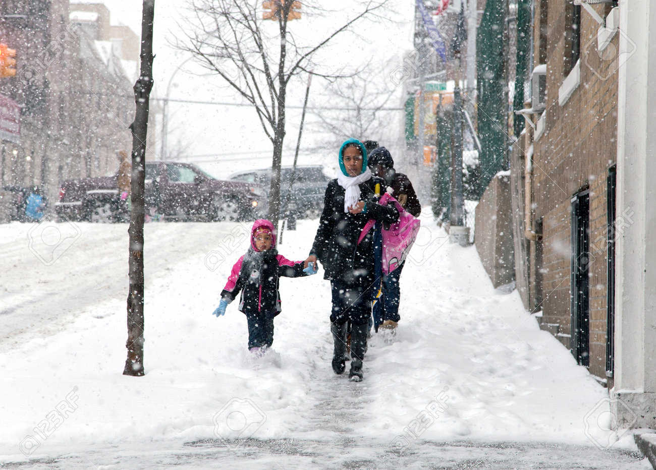 ブロンクス ニューヨーク 1 月 21 日 A の小さな子供と母親の風化 6 から 10 インチの雪の嵐とオグデン アベニューと 162nd ストリート撮影に沿って十代温度 14 年 1 月 21 日 ブロンクス ニューヨーク の写真素材 画像素材 Image